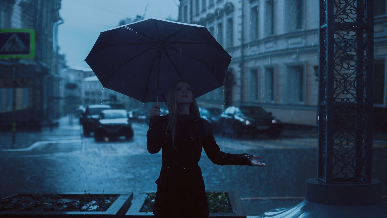 Dressing-for-warm-but-wet-weather